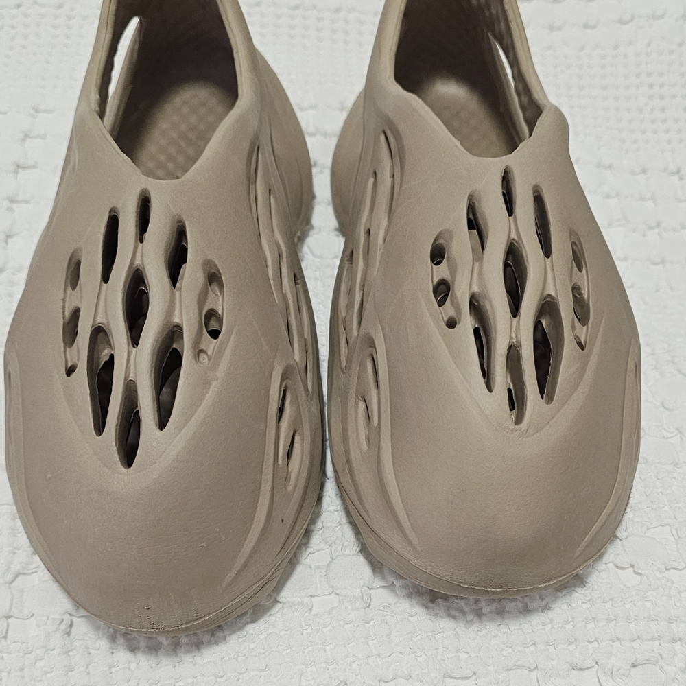Yeezy Foam beige boys size 6